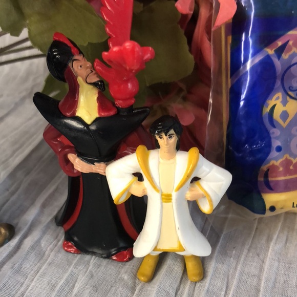 DISNEYs ALADDIN plastic action figures-Genie Abu Jasmine thieves Genie on carpet - Picture 3 of 11